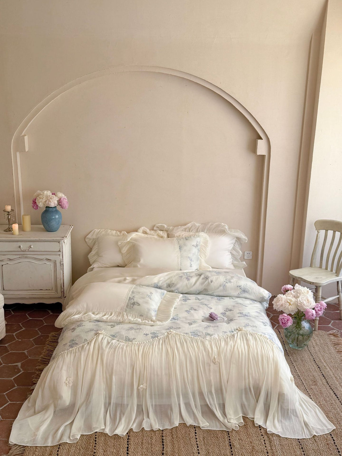 Romantisches Baumwoll-Bettwäscheset mit Chiffon-Volant, bestickten Schmetterlingen und Bettschürze Brehn