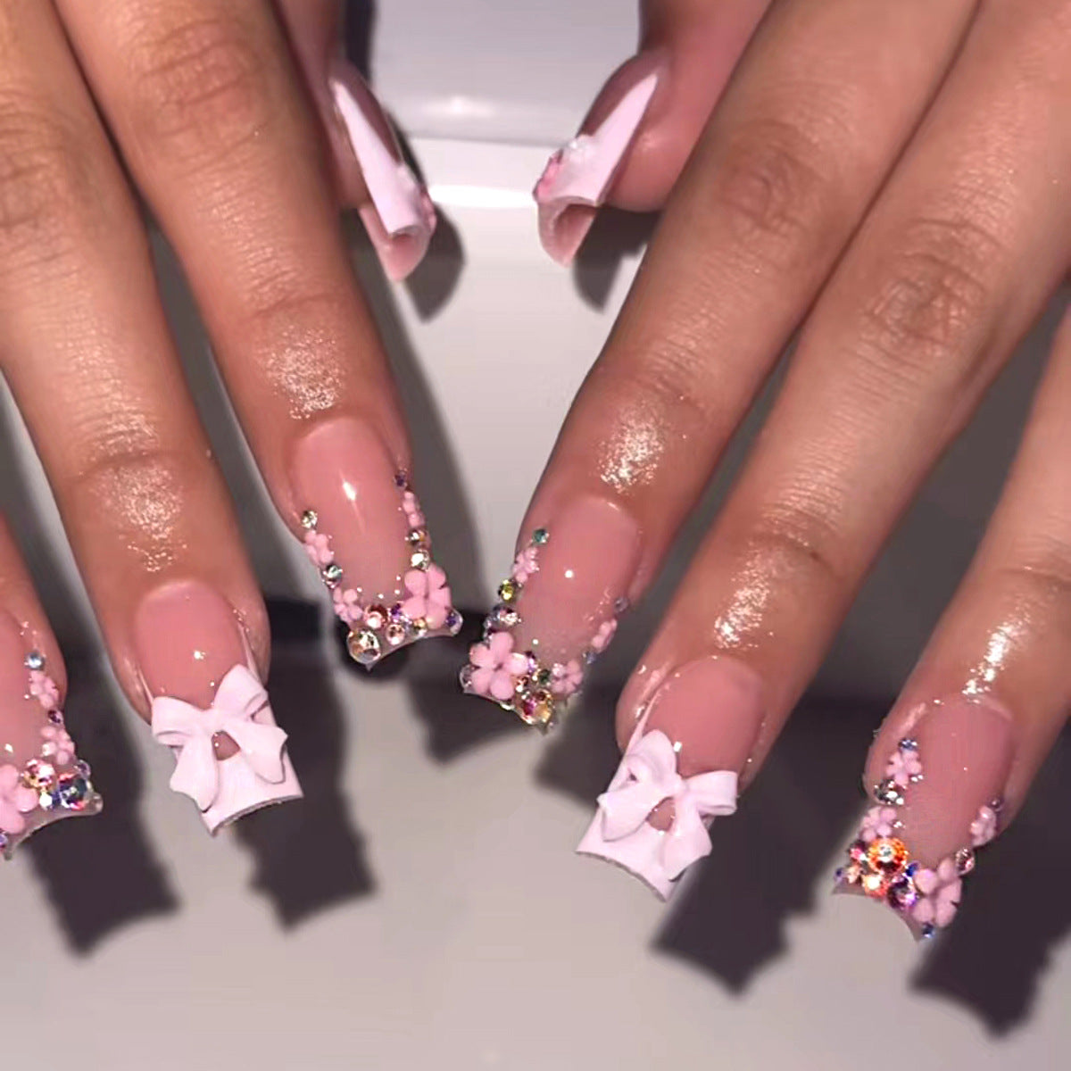 Künstliche Fingernägel mit Floralen Applikationen Brehn