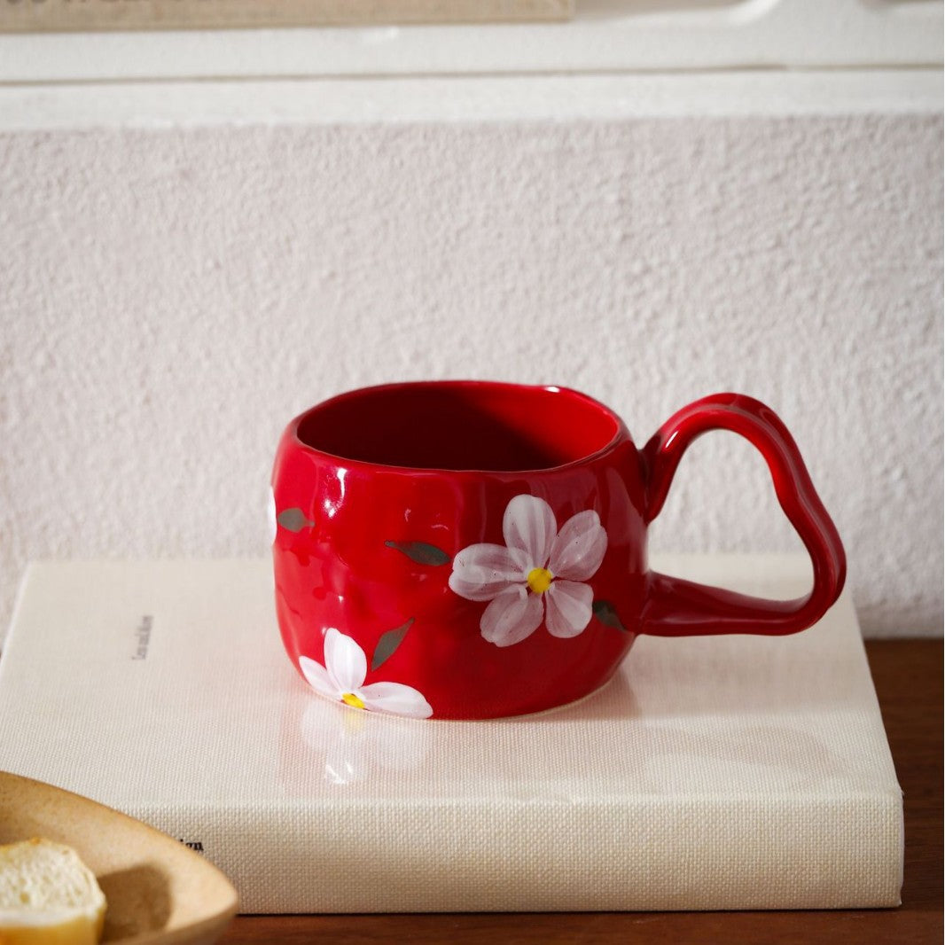 Keramikbecher mit handbemalten Streifen- und Blumen-Design