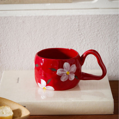 Keramikbecher mit handbemalten Streifen- und Blumen-Design