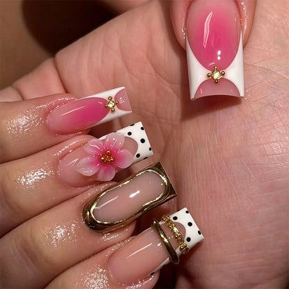 Elegante Kunstnagelspitzen mit Goldakzenten Brehn