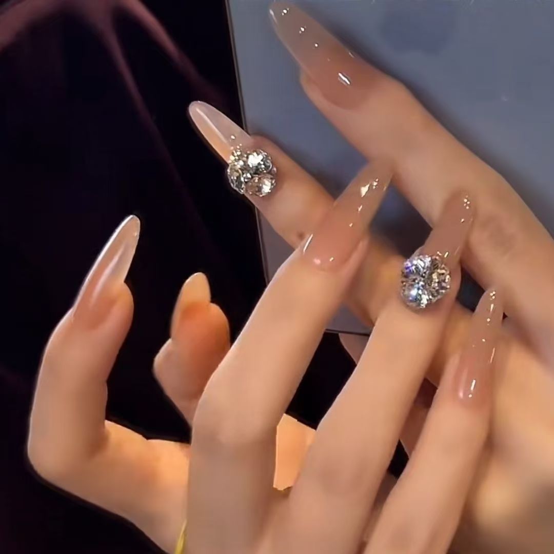 Kunstfingernägel mit Glamourösen Steinakzenten Brehn
