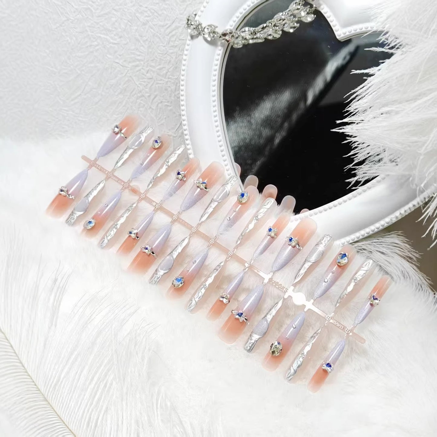 Kunstnägel mit eleganten Glitzer- und Kristallakzenten Brehn