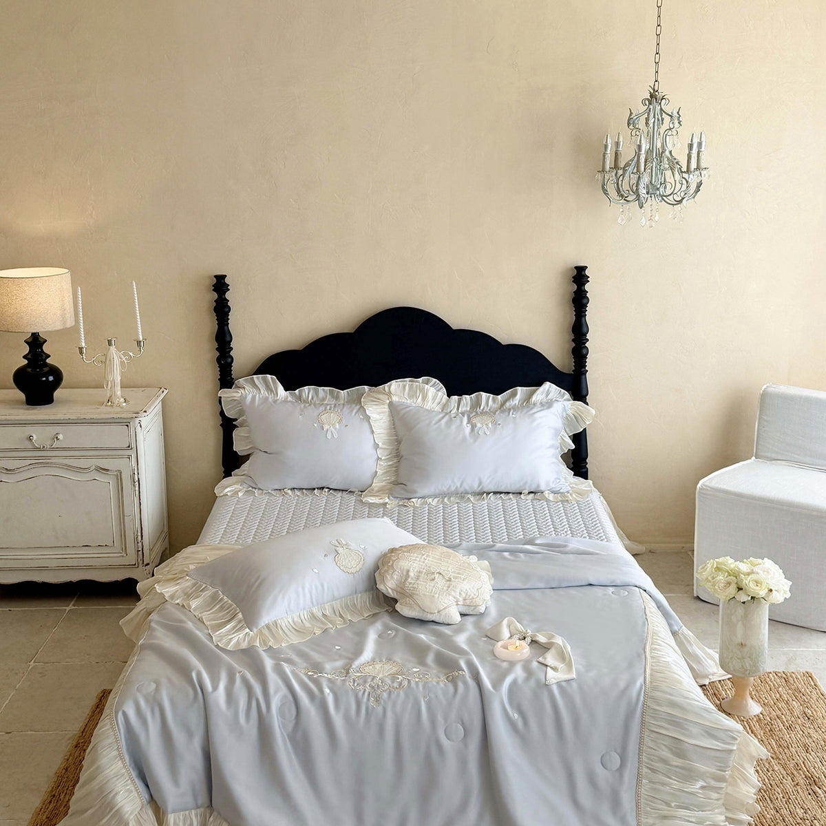Elegantes besticktes Satin-Bettwäsche-Set mit Volantkissen und gesteppter Tagesdecke Brehn