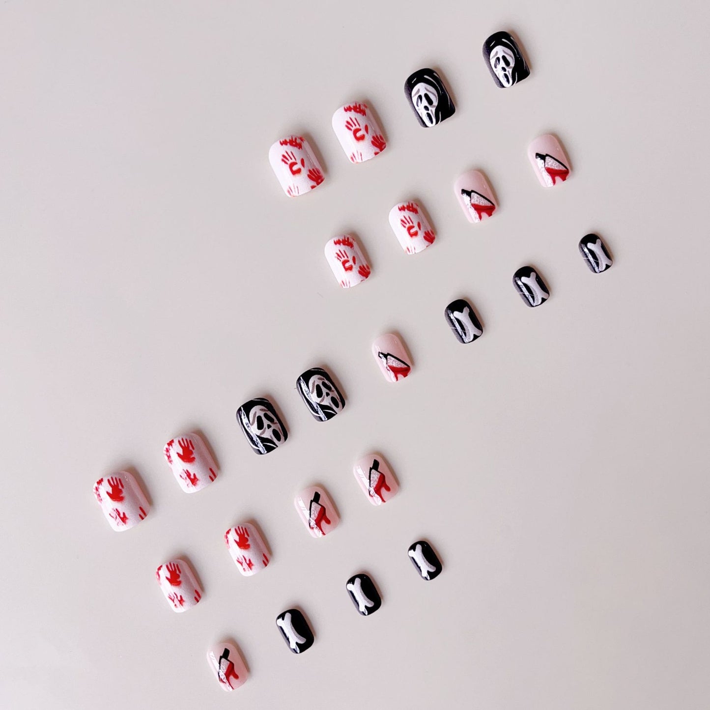 Kreatives Halloween Kunstnagelset mit gruseligen Motiven und funkelnden Akzenten Brehn
