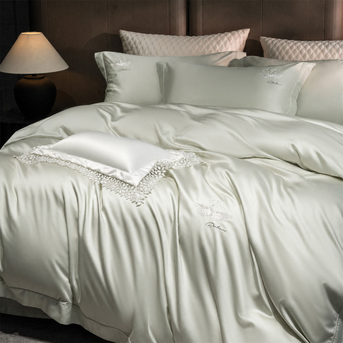 Luxuriöse Satin-Bettwäschegarnitur mit besticktem Schwanenmotiv und Spitzenkissen