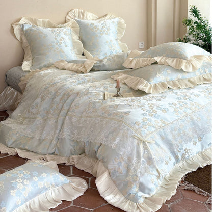 Luxuriöses Blumenspitzen-Rüschenduvet mit Satinstreifen