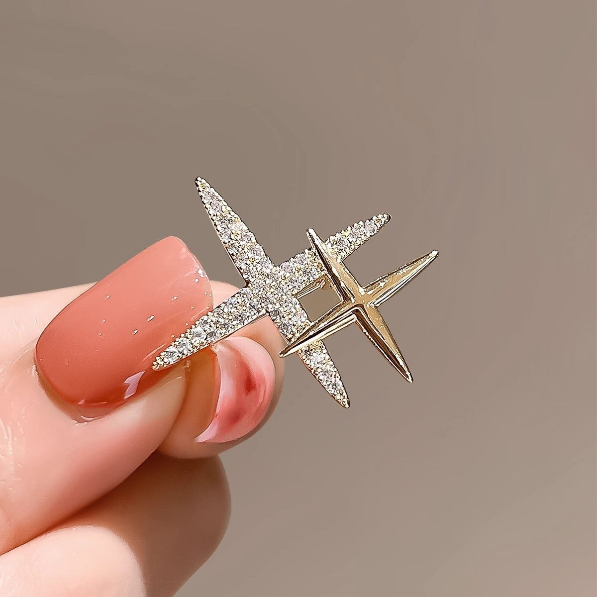 Glamouröse Brosche mit Funkelndem Strass Brehn