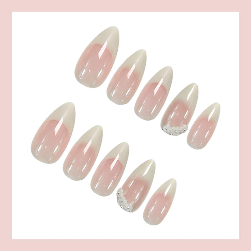 Kunstnagelset mit elegantem French-Tipp und ausgefallenen Dekordetails Brehn