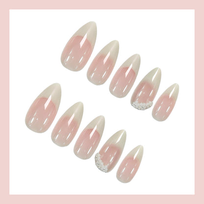 Kunstnagelset mit elegantem French-Tipp und ausgefallenen Dekordetails Brehn