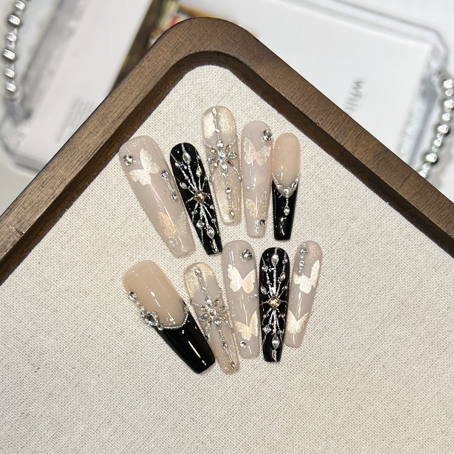 Elegantes von Schmetterlingen inspiriertes Press-On-Nagelkunstset Brehn