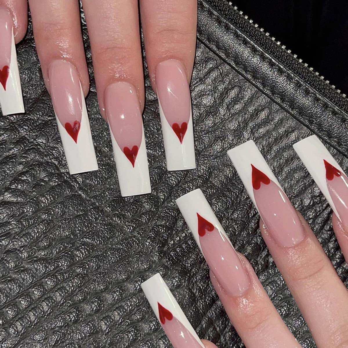 Kunstvolle Nagelverlängerungen mit Herzdesign Brehn