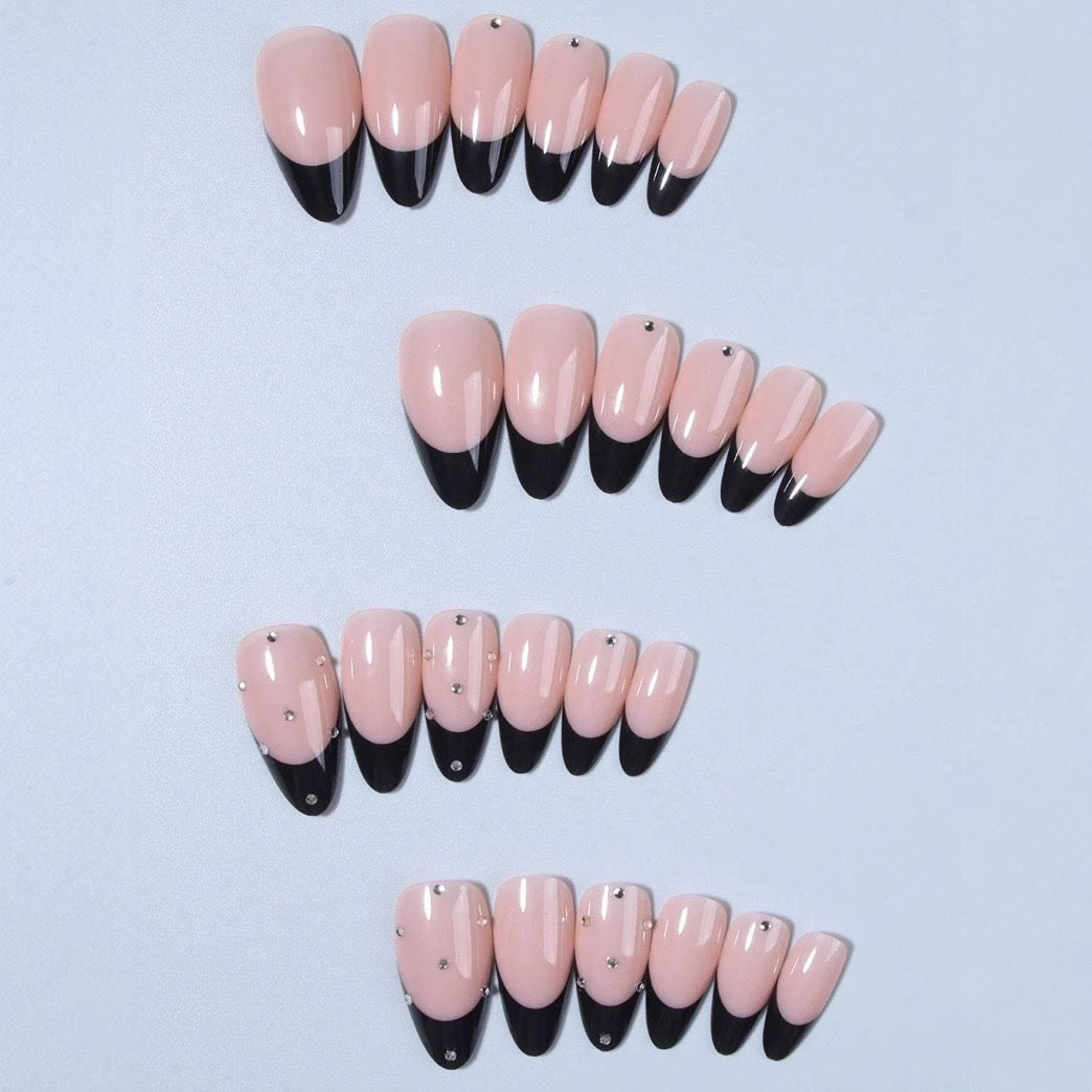 Kunstnagelspitzen mit elegantem französischem Design und Glamourösen Details Brehn