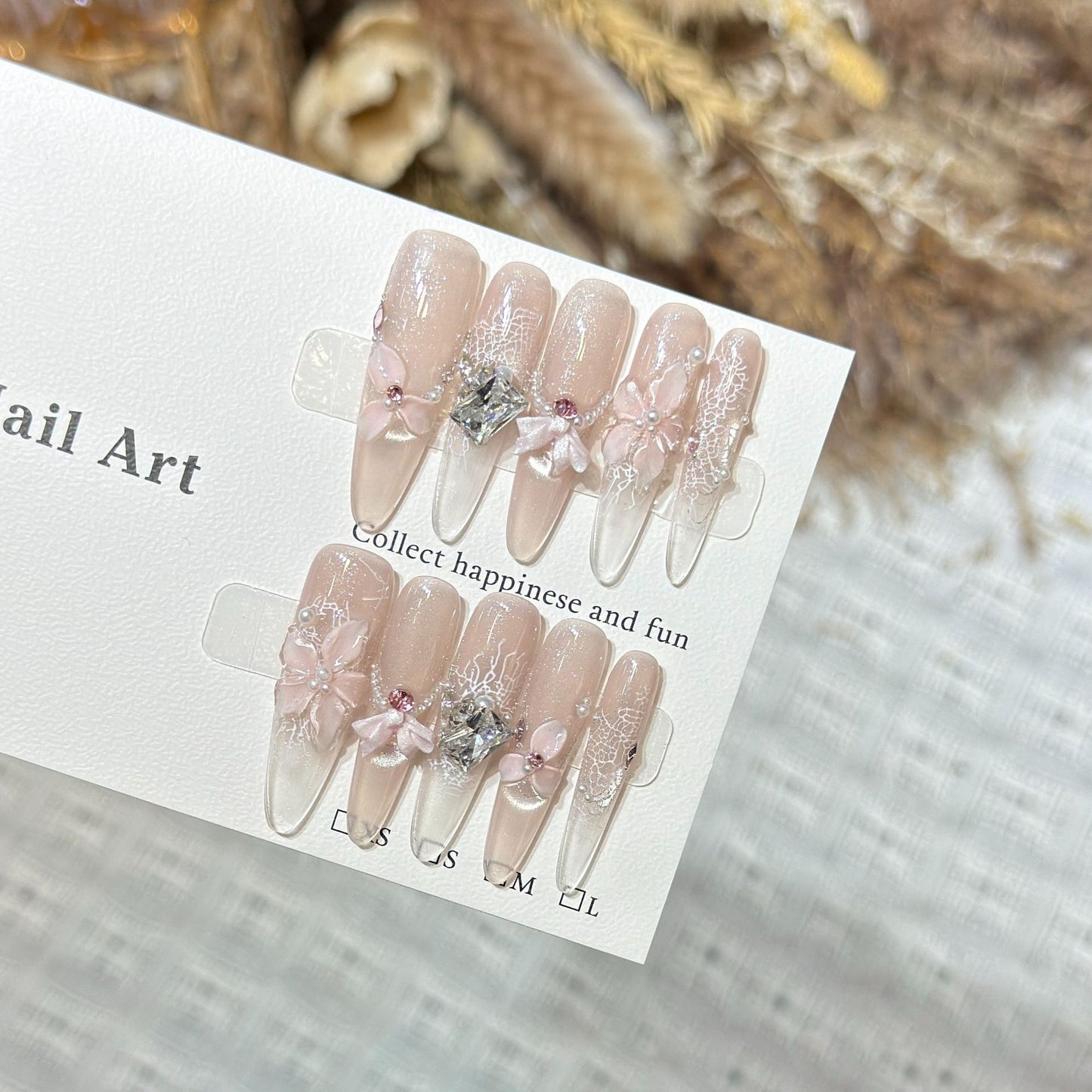 Dekoratives Press-On Nagelset mit floralen und Edelsteinakzenten Brehn