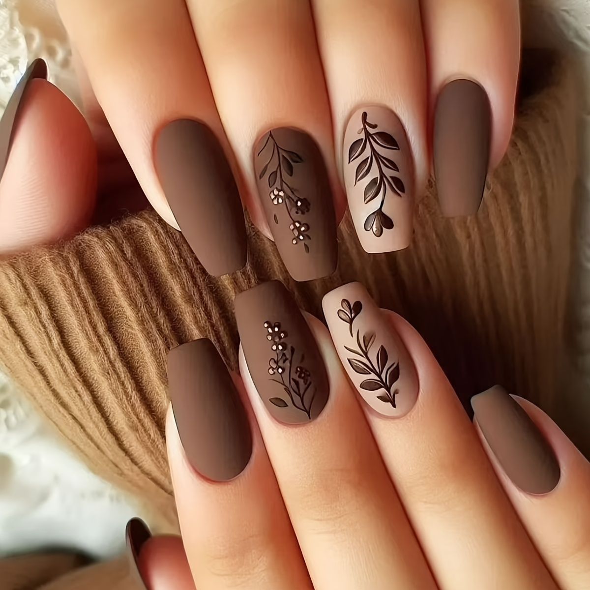 Elegante Florale Matte Nagelkunst Brehn
