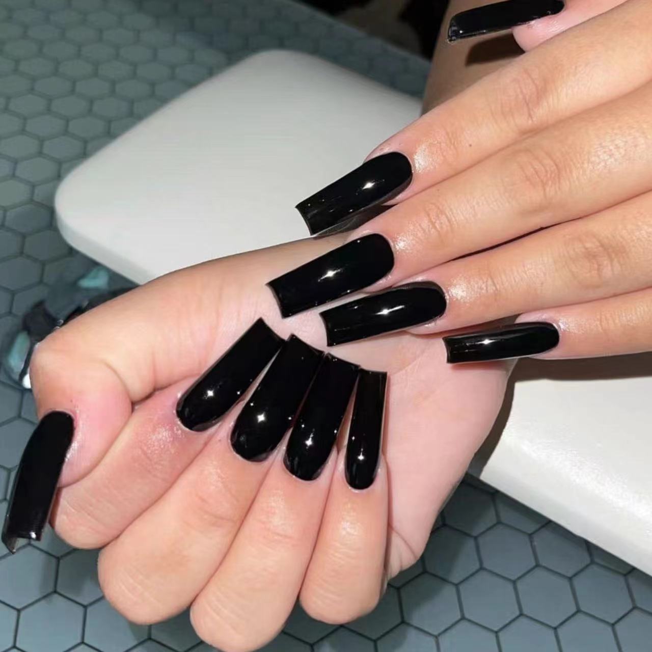Kunstnagelset mit hochglänzenden, eleganten Spitzen Brehn