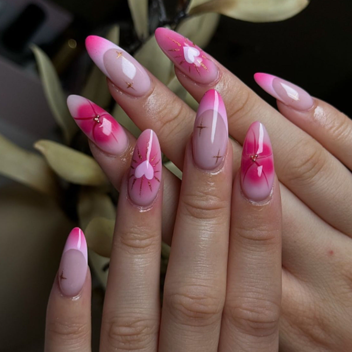 Elegante Stiletto-Nagelkunst mit Herzdesigns Brehn