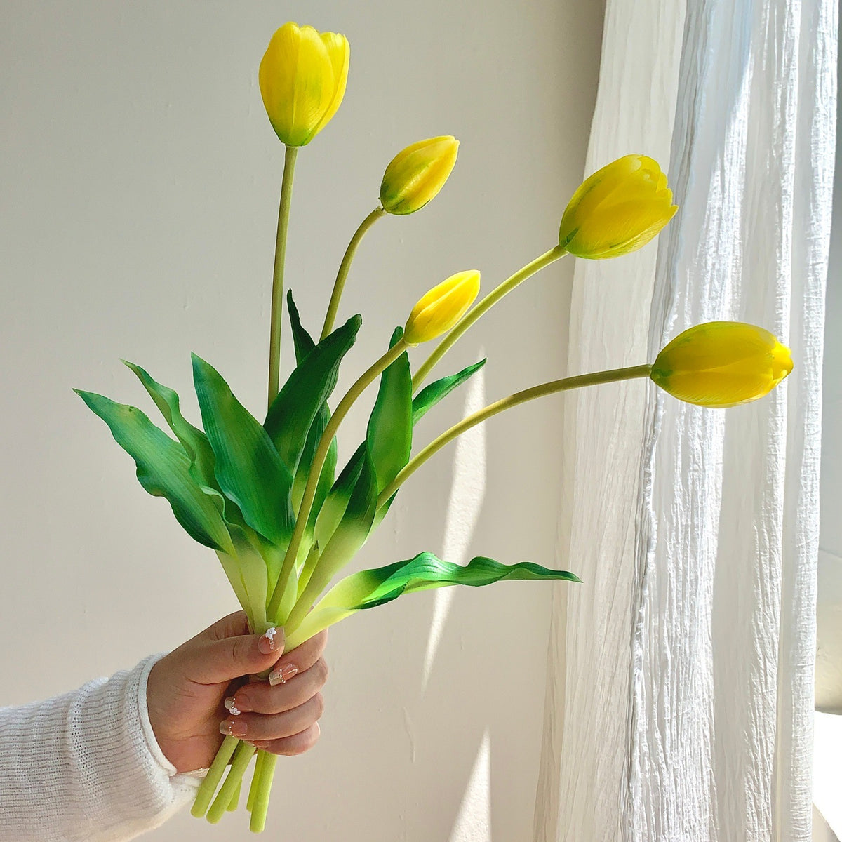 Dekorativer künstlicher Tulpenstrauß