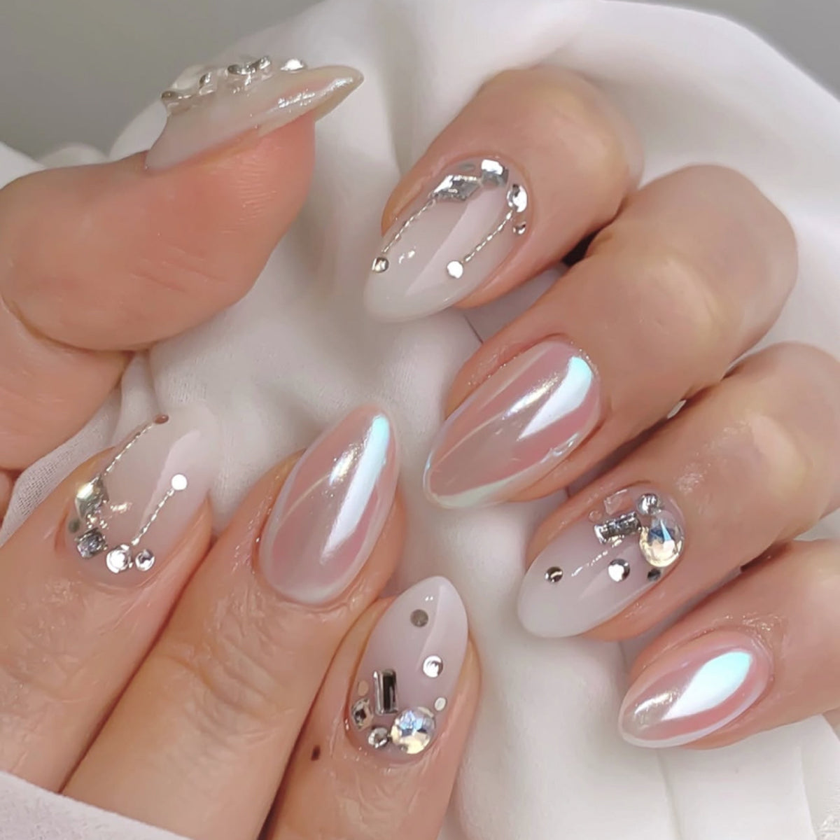 Künstliche Fingernägel mit eleganten Strass-Akzenten Brehn