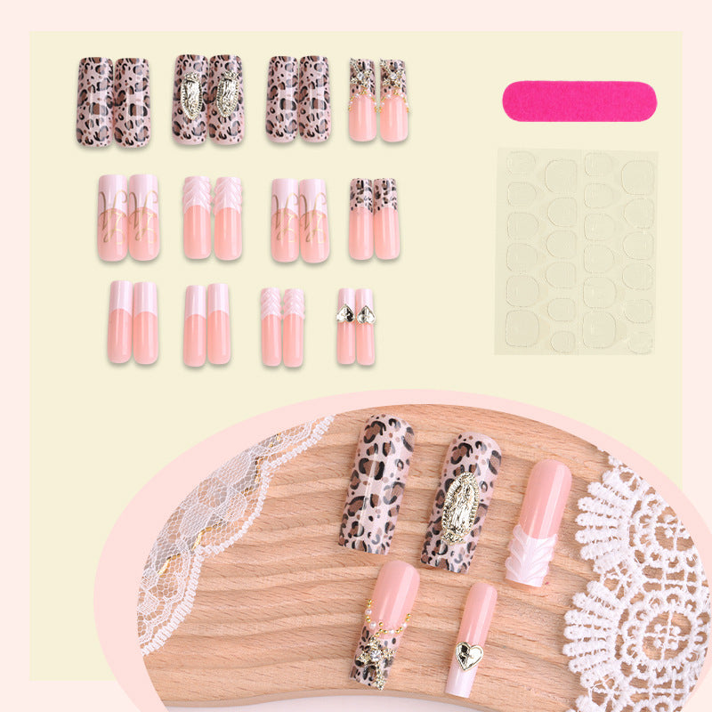 Kreatives Kunstnagelset mit Leopardendesign und eleganten Verzierungen Brehn