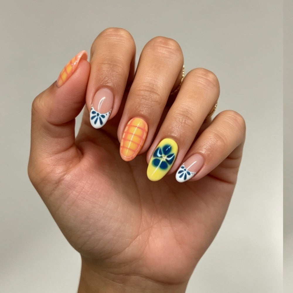 Künstlerisches Press-On-Nagelset mit floralen und geometrischen Designs Brehn
