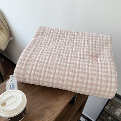 Gestepptes Baumwoll-Tagesdecke mit feiner Streifenstruktur und Kirsch-Stickerei