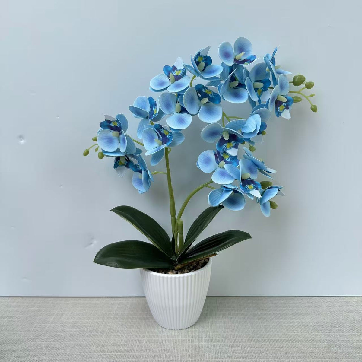 Lebensechte Orchideen Blumengesteck