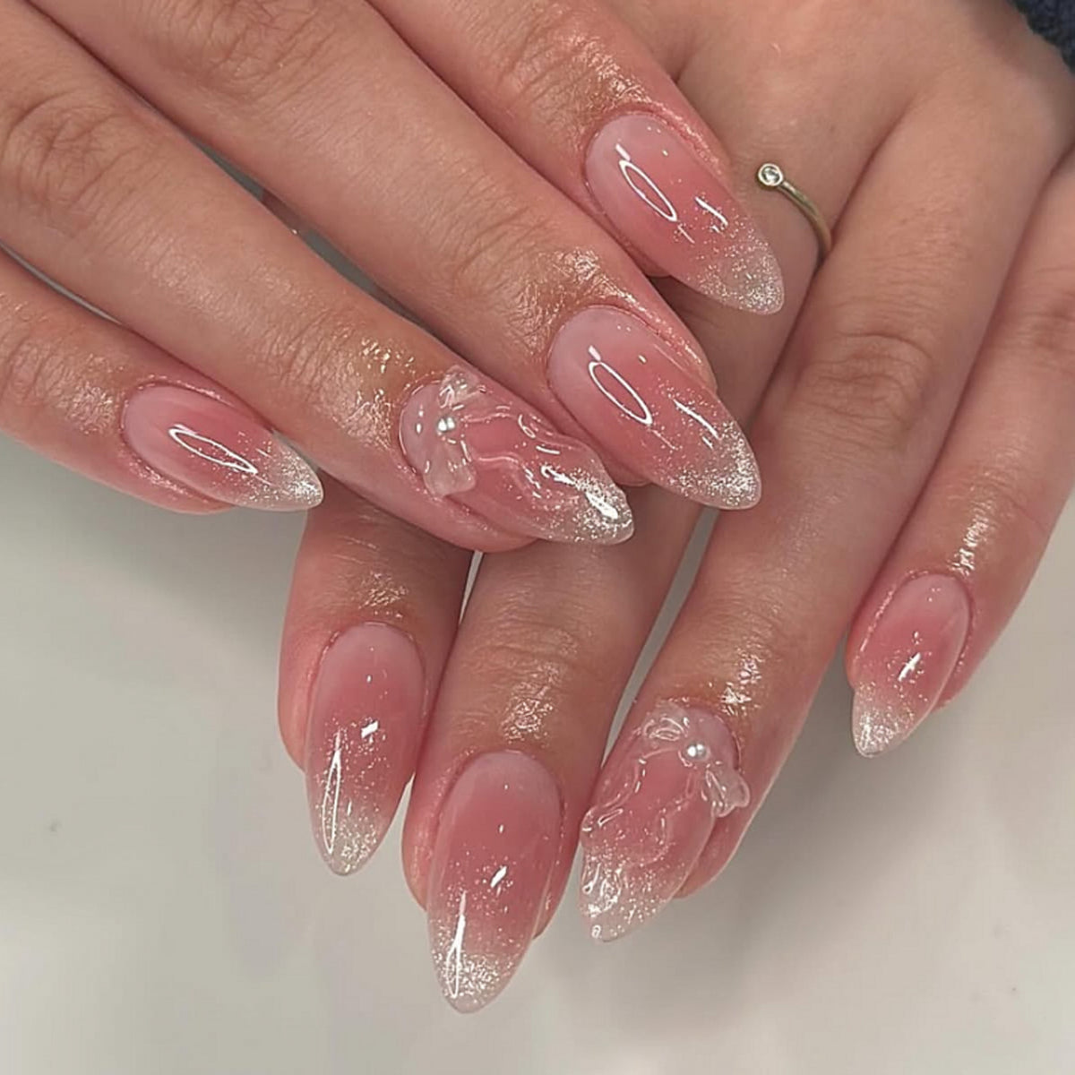 Kunstvolle Stiletto-Nägel mit eleganter French-Spitze und floralem Design Brehn