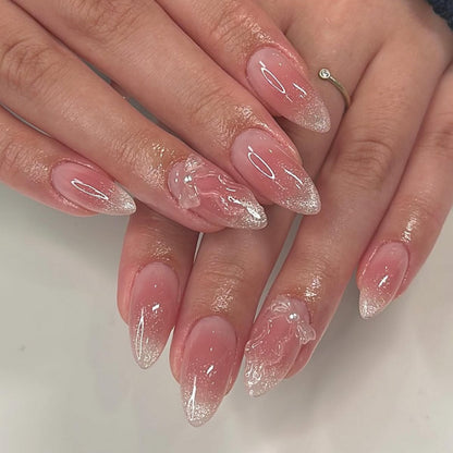 Kunstvolle Stiletto-Nägel mit eleganter French-Spitze und floralem Design Brehn