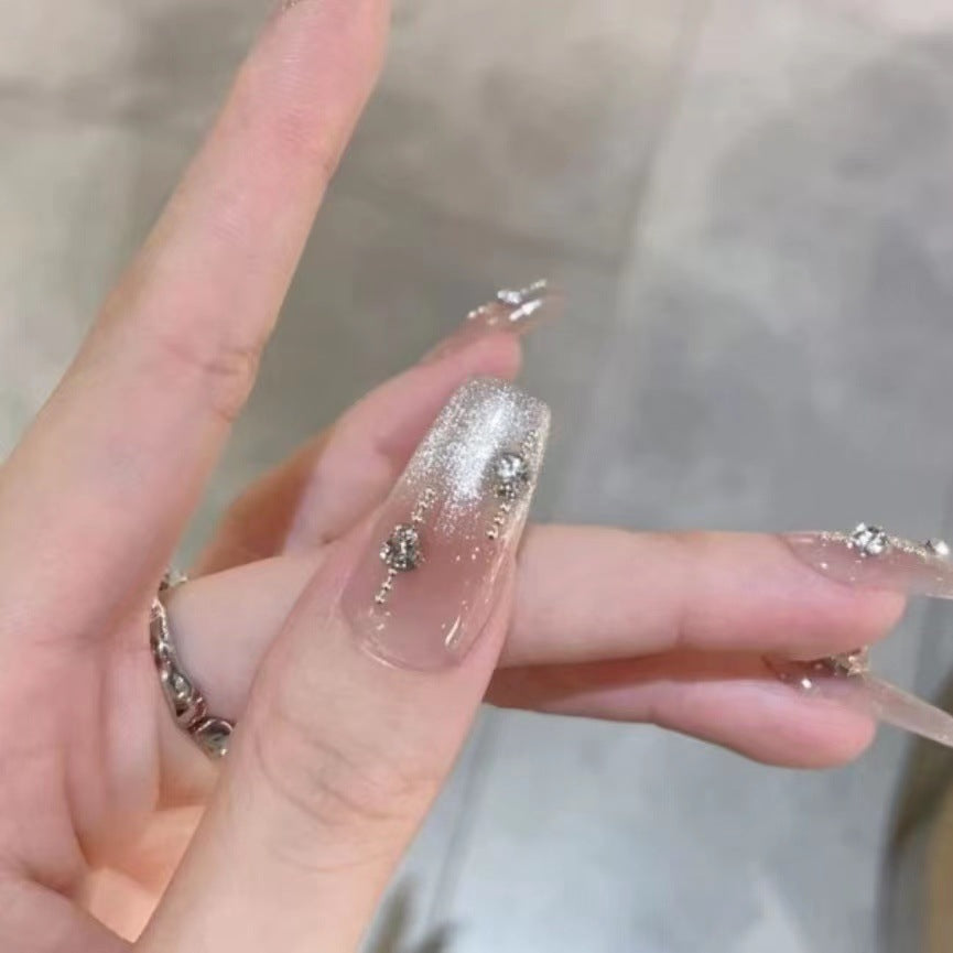 Dekorative Press-On Nagelkunst mit funkelnden Akzenten Brehn