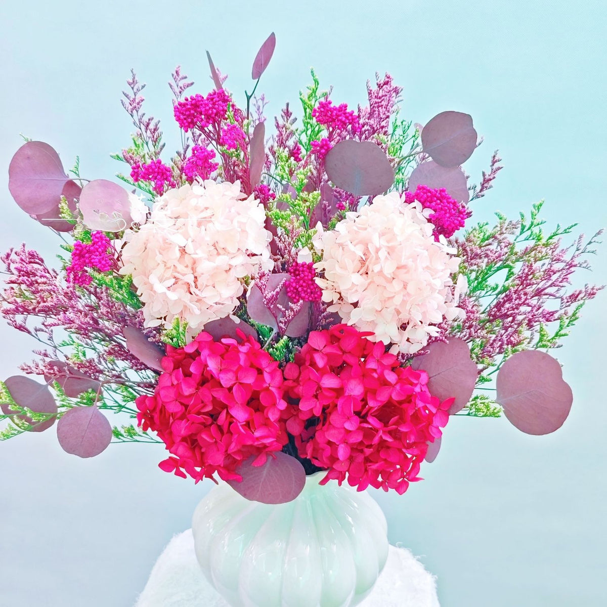 Dekorative florale Vase mit getrockneten Pflanzen