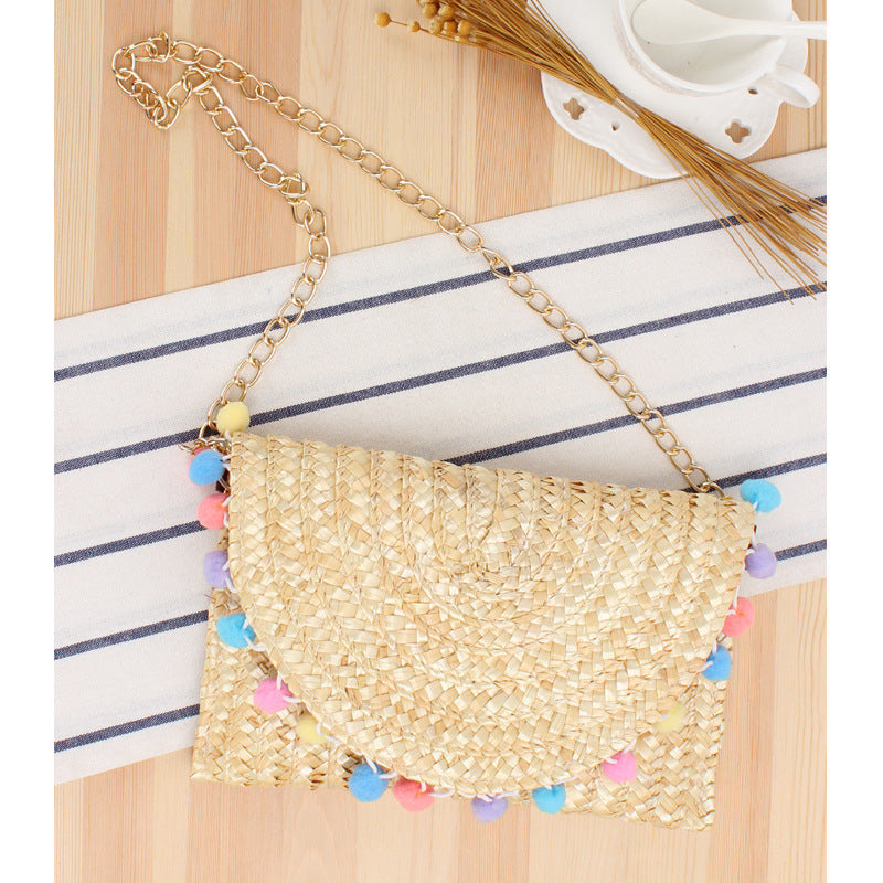 Clutch Aus Handgewebtem Naturmaterial mit Dekorativen Pompons Brehn