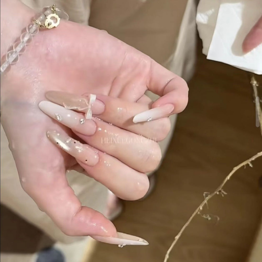 Lange Stiletto Press-On Nägel mit dekorativen Akzenten Brehn