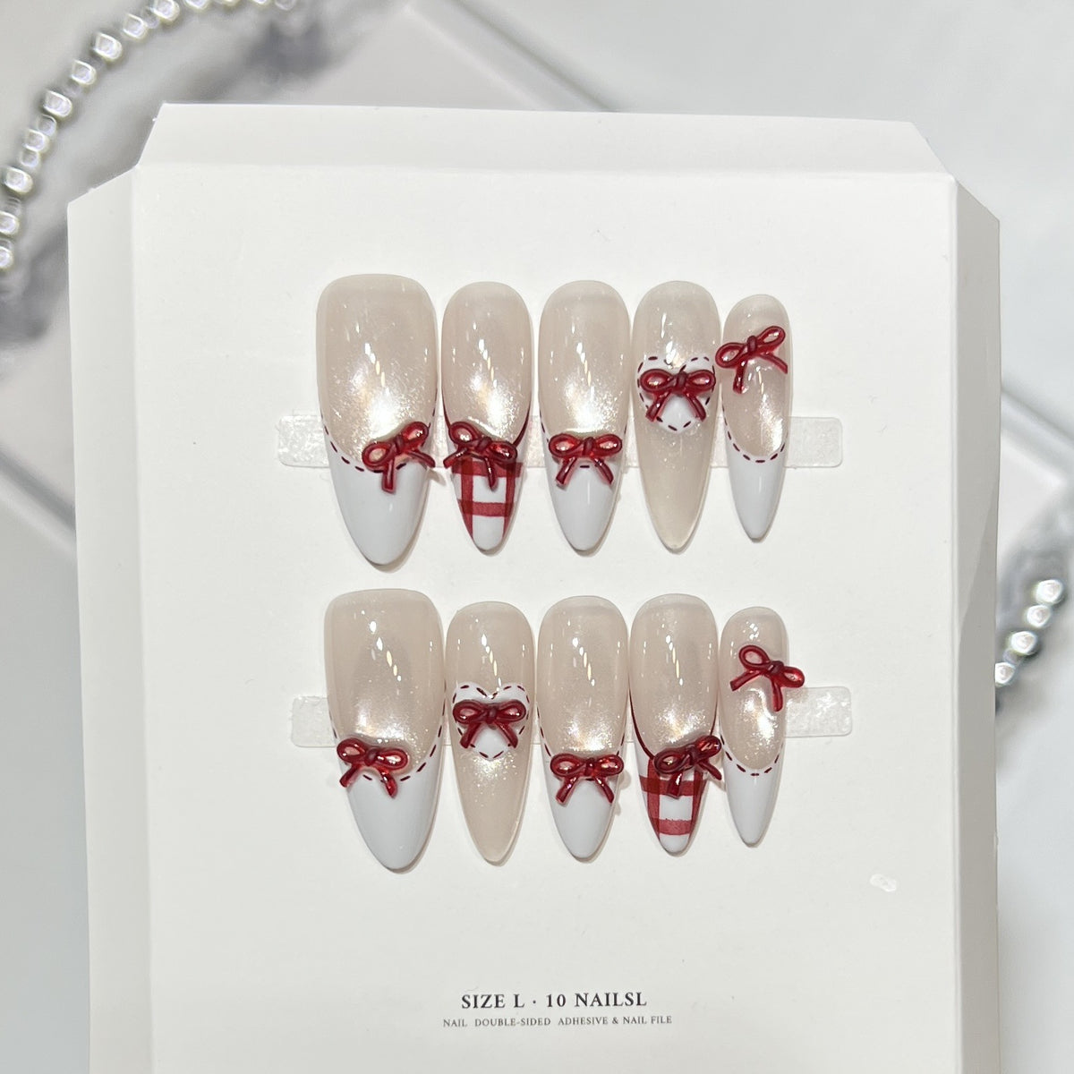 Künstlerisches Press-On-Nagelset mit elegantem floralen Design Brehn