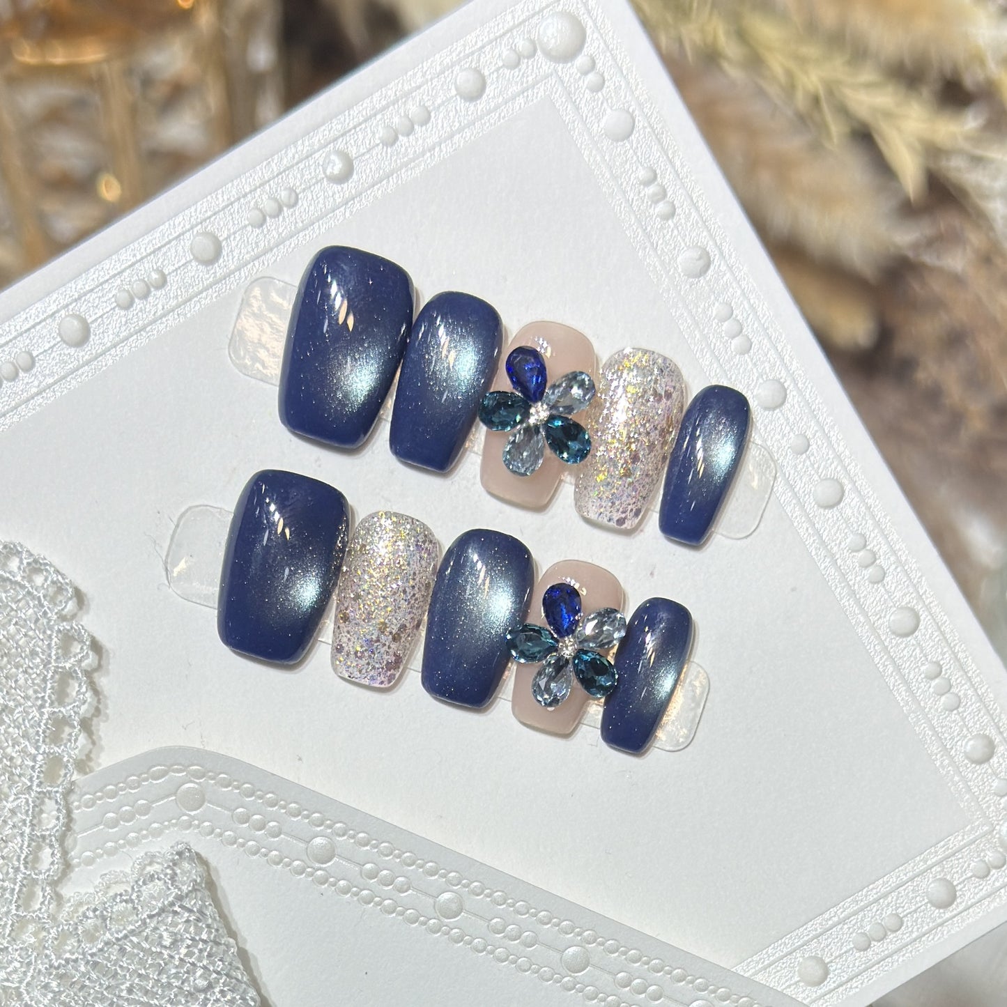 Elegantes florales Press-On-Nagel-Set mit Edelsteinakzenten Brehn