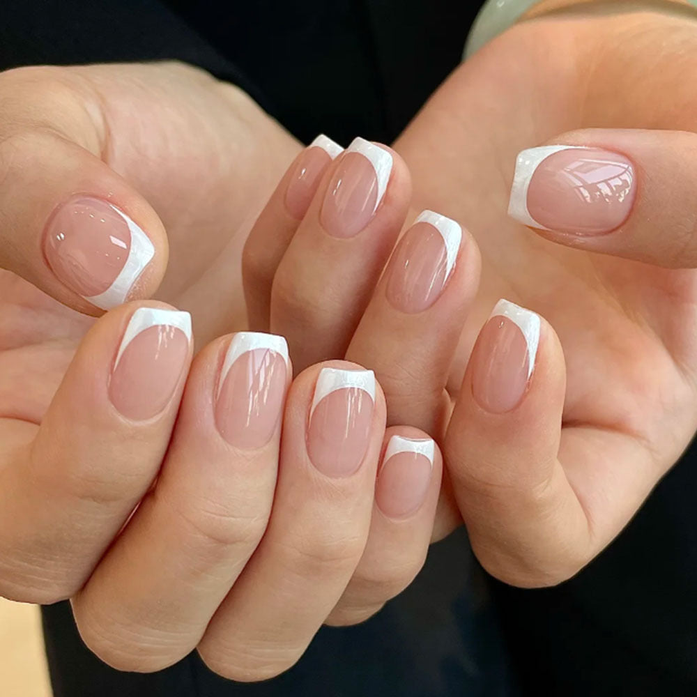 Elegante Nagelkunst mit Schwarz-Weiß-Kontrast Brehn