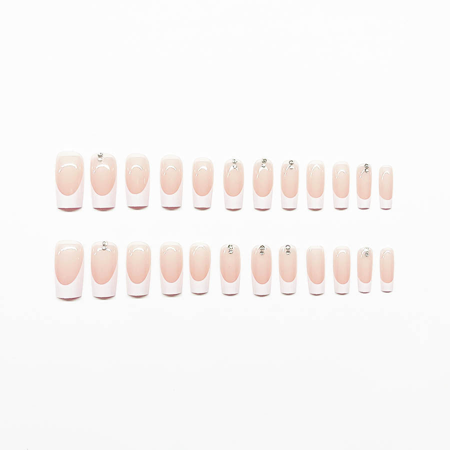 Elegantes Kunstnagelset mit Hochglanz-Finish und Strassverzierungen Brehn