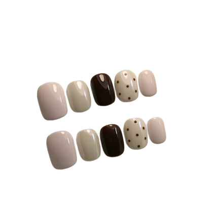Künstlerisches Press-On-Nagelset mit abstrakten und Punktmuster-Designs