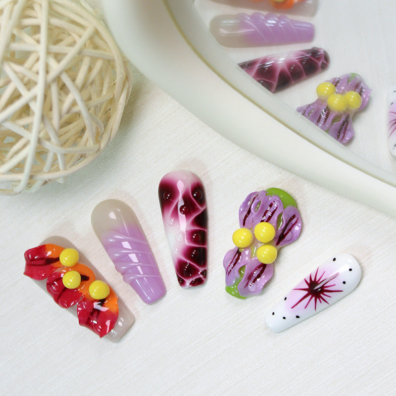 Kreatives Kunstnagelset mit bunten 3D-Verzierungen Brehn