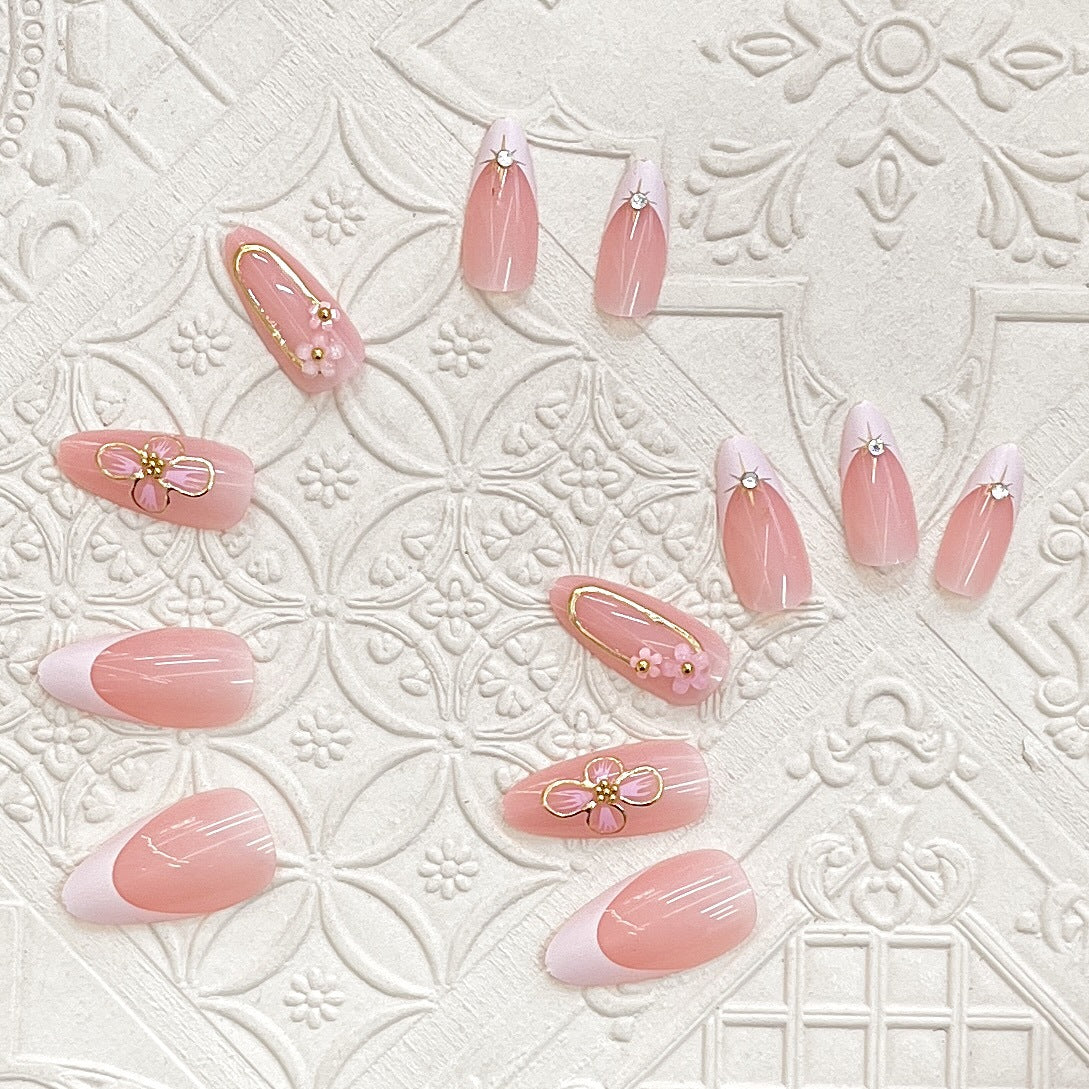 Elegantes Press-On Nagelkunst-Set mit floralen Akzenten Brehn