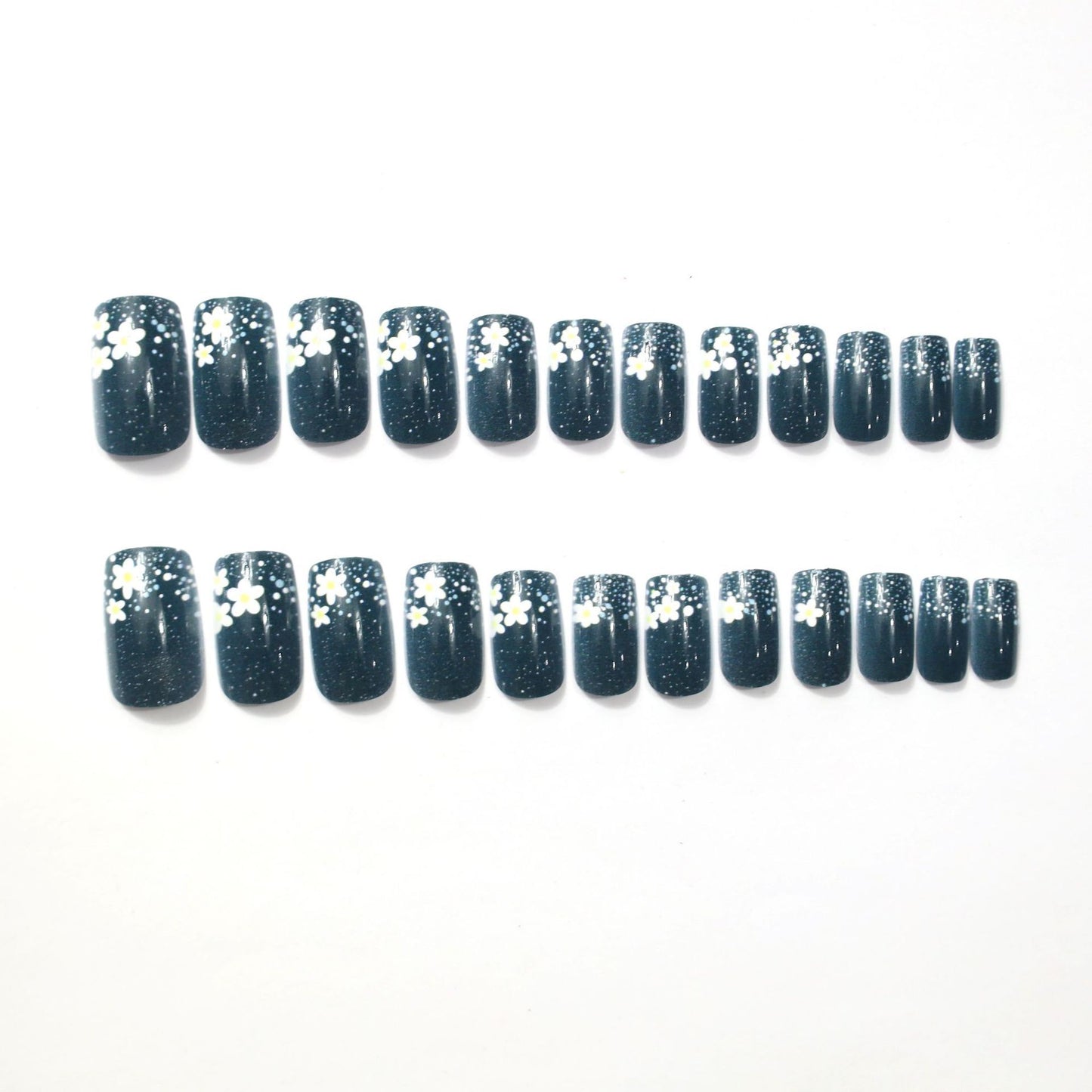 Kunstvolle Nagelspitzen mit Blütenmotiven Brehn