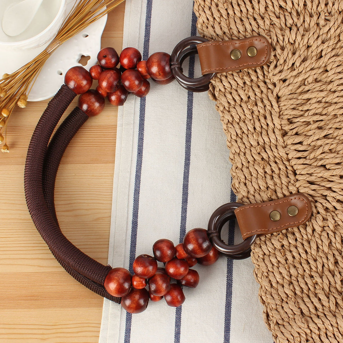 Korbtasche mit Eleganten Holzgriffen und Strukturierter Oberfläche Brehn