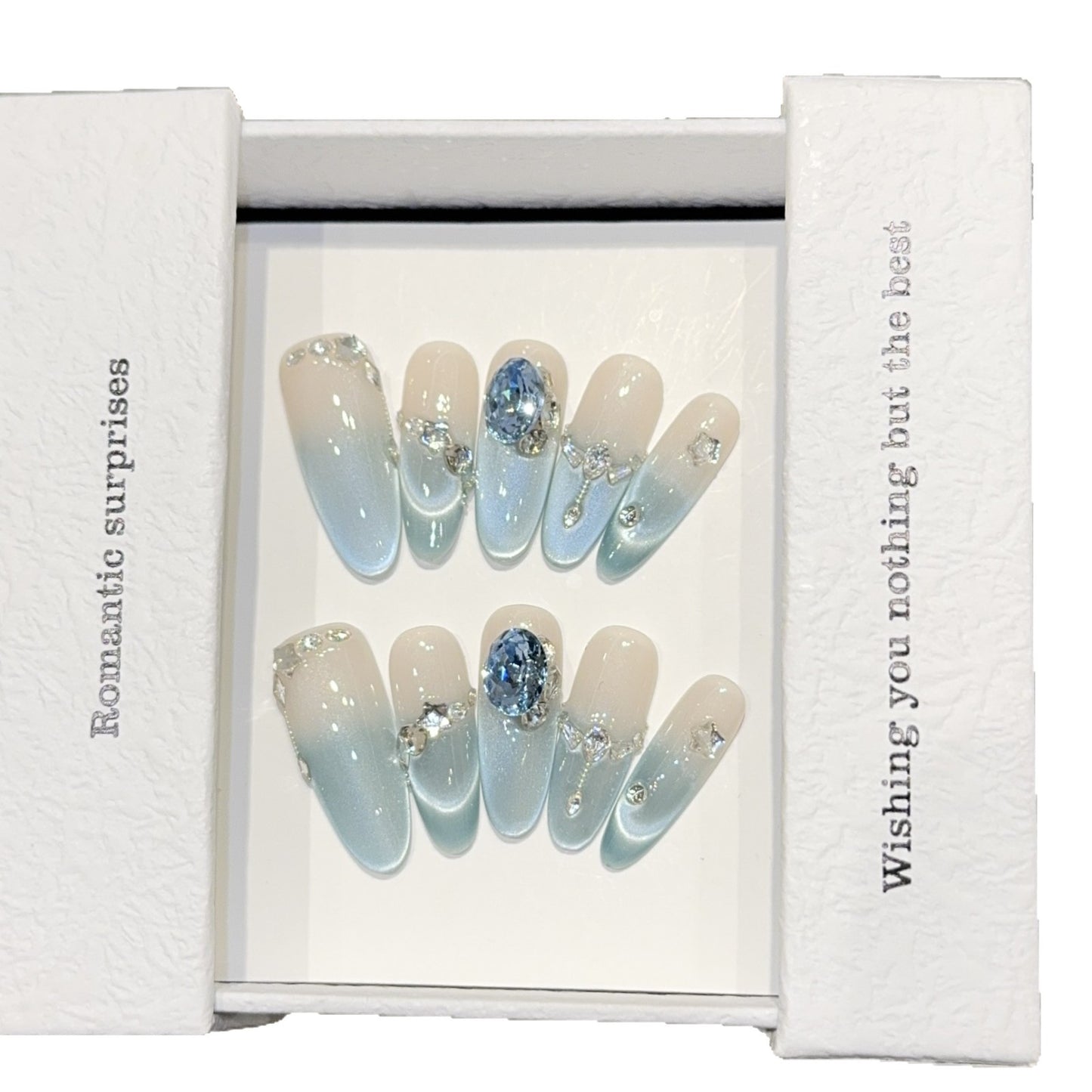 Kunstnagelset mit Romantischem Design und Glitzerelementen Brehn