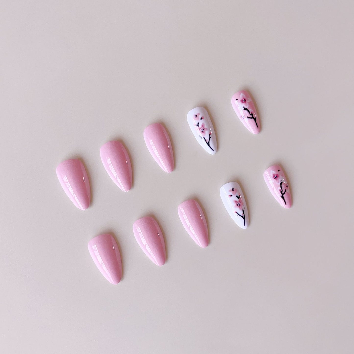 Kunstnagelset mit floralen 3D-Verzierungen Brehn