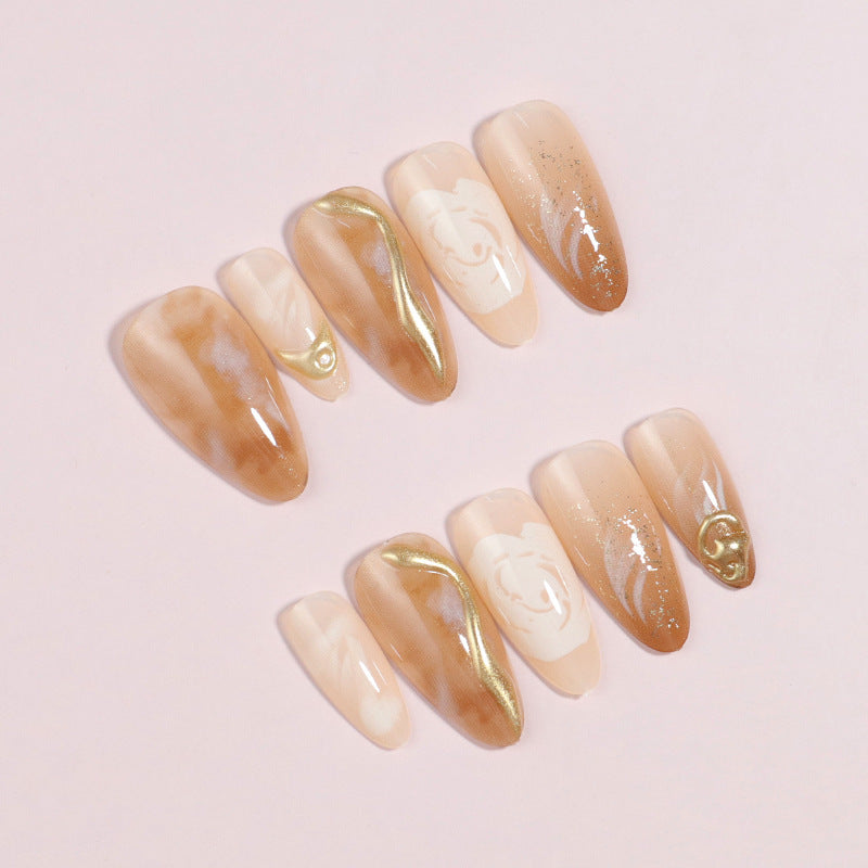 Künstlerisches Press-On Nagelset mit Gold- und Blumenakzenten Brehn