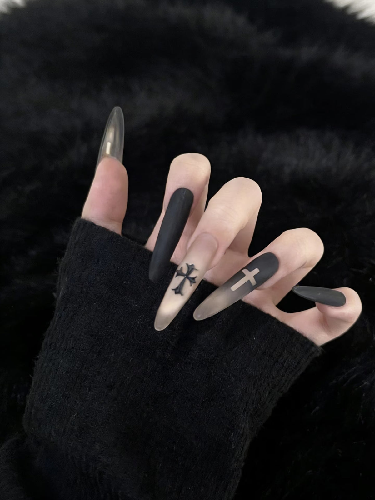 Künstlerischer Press-On Nagelset mit gotischen Kreuzdesigns