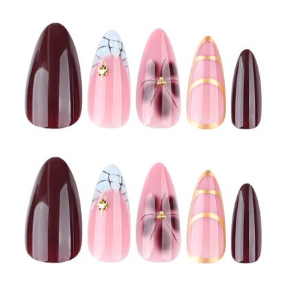 Kunstvolle Stiletto-Nägel mit Goldakzenten und dekorativen Blumenmotiven Brehn