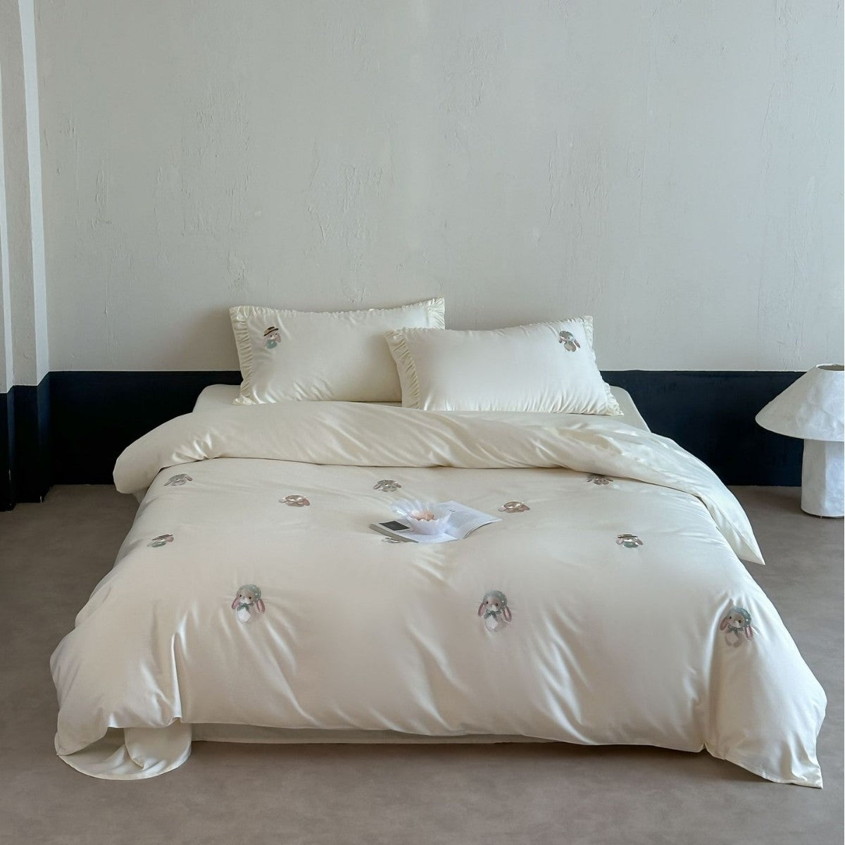 Besticktes Satin Bettwäsche Set mit Rüschenkissenbezügen
