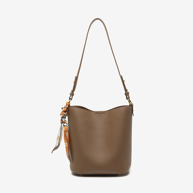 Texturierte Leder-Eimer-Tasche Brehn