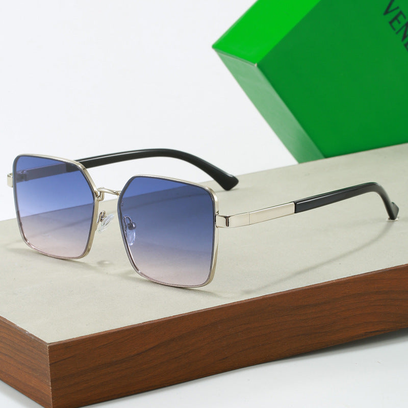 Damen modische Sonnenbrille im quadratischen Design mit gradienten Gläsern Brehn